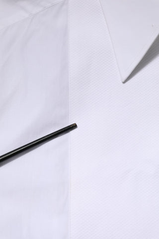 Camisa blanca de algodón con cuello y mangas largas