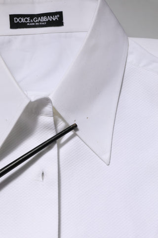 Camisa blanca de algodón con cuello y mangas largas