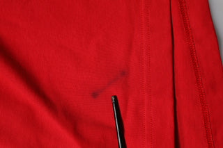 Rotes Baumwoll-T-Shirt mit kurzen Ärmeln und Rundhalsausschnitt