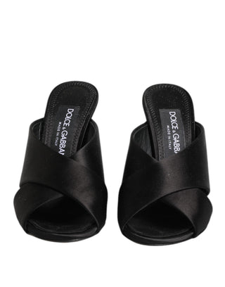 Sandalias tipo chancla KEIRA de satén negro con logo