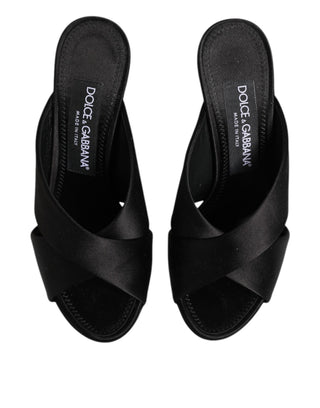 Sandalias tipo chancla KEIRA de satén negro con logo