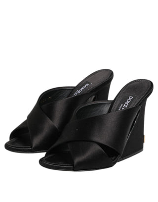 Sandalias tipo chancla KEIRA de satén negro con logo