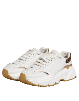 Zapatillas blancas de cuero DAYMASTER con detalles dorados  