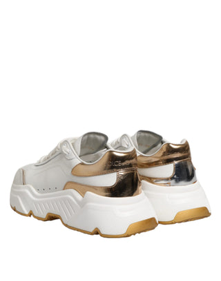 Zapatillas blancas de cuero DAYMASTER con detalles dorados  