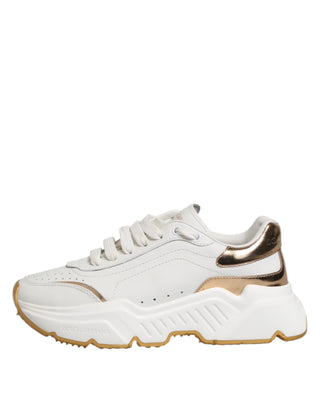 Zapatillas blancas de cuero DAYMASTER con detalles dorados  