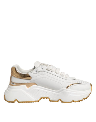 Zapatillas blancas de cuero DAYMASTER con detalles dorados  