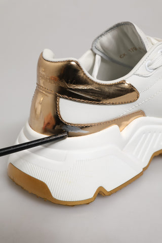 Zapatillas blancas de cuero DAYMASTER con detalles dorados  