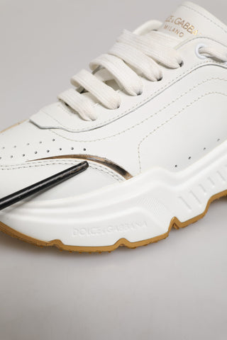 Zapatillas blancas de cuero DAYMASTER con detalles dorados  