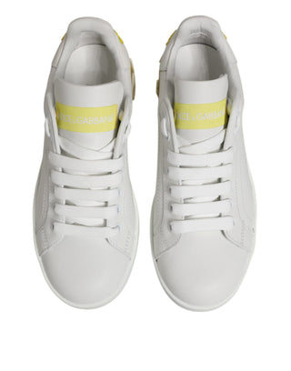 Zapatillas blancas y amarillas de cuero de corte bajo
