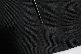 Schwarze hochtaillierte, zulaufende Hose aus Azetat