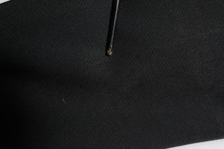 Schwarze hochtaillierte, zulaufende Hose aus Azetat