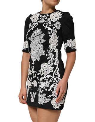 Schwarzes A-Linien-Kleid mit Spitzenborte und kurzen Ärmeln