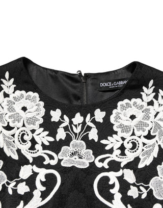 Schwarzes A-Linien-Kleid mit Spitzenborte und kurzen Ärmeln