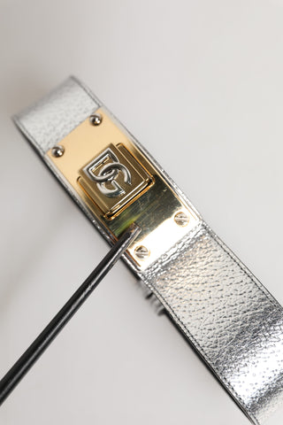 Collar de cuero texturizado plateado con metal dorado