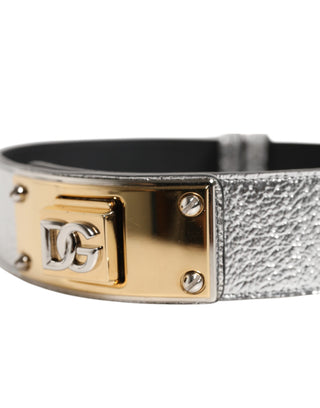 Collar de cuero texturizado plateado con metal dorado