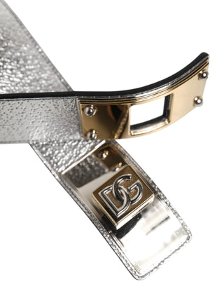 Collar de cuero texturizado plateado con metal dorado