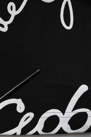 Camiseta de algodón negra con cuello redondo y estampado de logo