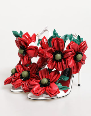 Sandalias blancas con detalles florales rojos