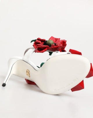 Sandalias blancas con detalles florales rojos