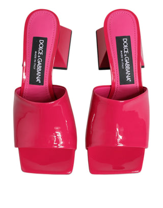 Sandalias mule rosas de tacón ancho y punta abierta