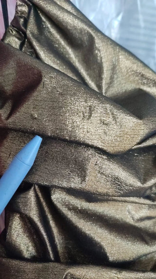Vestido bodycon elástico metálico dorado con fruncidos