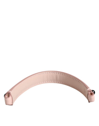 Bolso de cuero rosa claro adornado con asa y correa de hombro