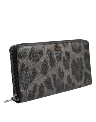 Cartera continental de cuero negro y gris con estampado de leopardo y cremallera alrededor