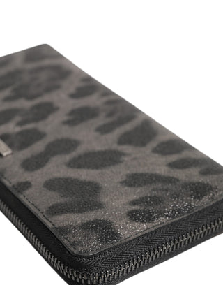 Cartera continental de cuero negro y gris con estampado de leopardo y cremallera alrededor
