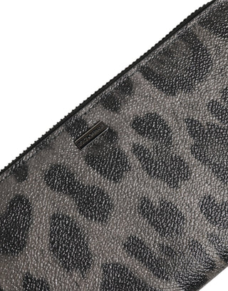Cartera continental de cuero negro y gris con estampado de leopardo y cremallera alrededor
