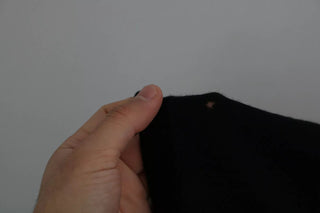 Suéter negro de cachemira con cuello redondo