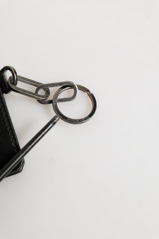 Cartera negra de piel con llavero y logo en relieve