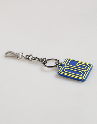 Llavero para hombre con logo DG de goma azul y amarillo con detalles plateados