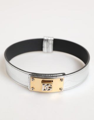 Collar de cuero texturizado plateado con metal dorado
