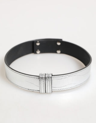 Silbernes texturiertes Lederhalsband mit goldfarbenem Metall