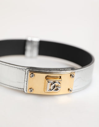 Silbernes texturiertes Lederhalsband mit goldfarbenem Metall