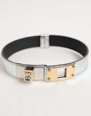 Silbernes texturiertes Lederhalsband mit goldfarbenem Metall