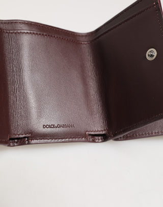 Tarjetero trifold para hombre de cuero con logo en relieve marrón oscuro