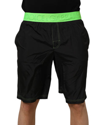 Pantalones cortos de playa con cinturilla negra y logo verde