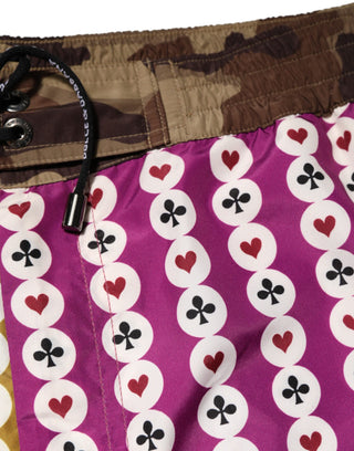 Mehrfarbige Badeshorts mit Spielkarten-Camouflage-Muster
