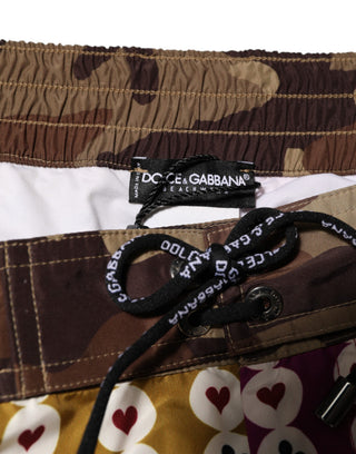 Mehrfarbige Badeshorts mit Spielkarten-Camouflage-Muster
