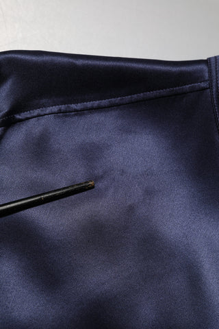 Camisa azul marino de seda con mangas largas y cuello mandarín  