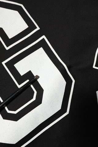 Schwarzes T-Shirt mit Buchstabenprint und kurzen Ärmeln aus Baumwolle