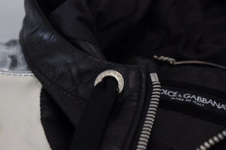 Chaqueta blusón con capucha de cuero negro