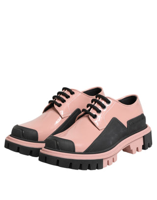 Hellpuderrosa schwarze Leder-Schnürschuhe