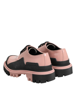 Hellpuderrosa schwarze Leder-Schnürschuhe