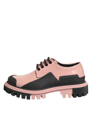 Hellpuderrosa schwarze Leder-Schnürschuhe