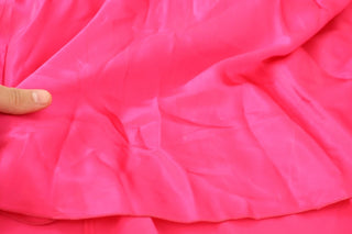 Vestido ajustado rosa de seda con lazo y hombros descubiertos