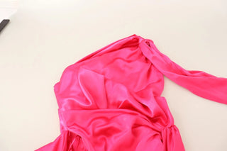 Vestido ajustado rosa de seda con lazo y hombros descubiertos