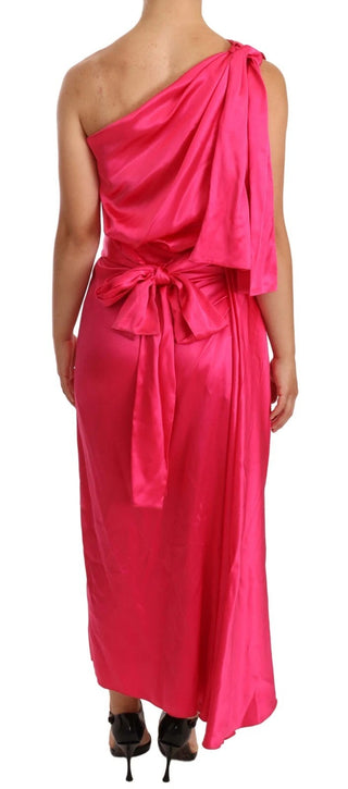 Vestido ajustado rosa de seda con lazo y hombros descubiertos