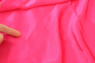 Vestido ajustado rosa de seda con lazo y hombros descubiertos